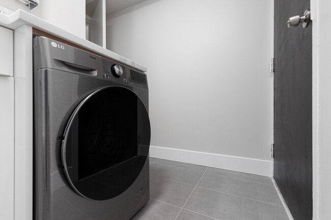 Building Photo - 6166 N Sheridan Rd