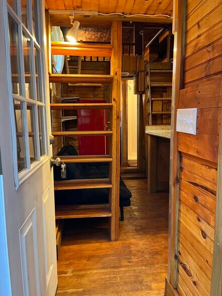 Building Photo - 142 Webster St NE