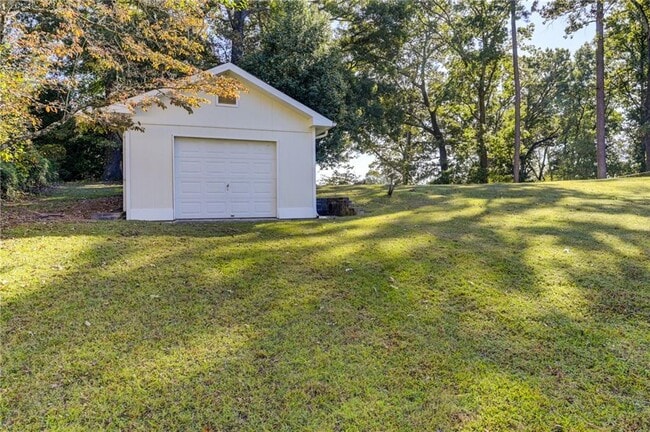 Building Photo - 2325 Elmwood Cir SE