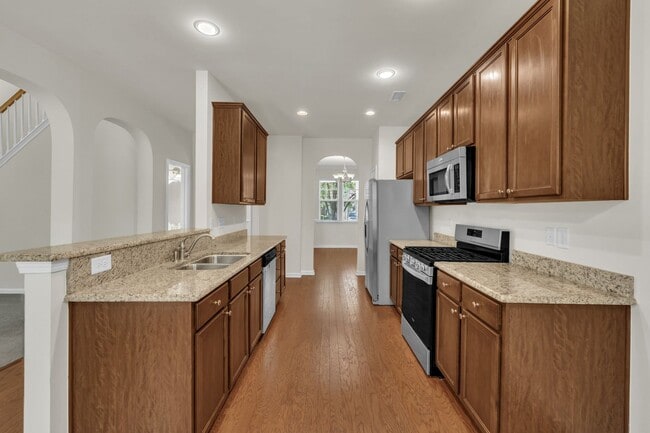 Building Photo - 3 Bedroom Townhome with 2 Car Garage in He...