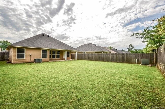 Building Photo - Savannah Place 3 Bed 2 Bath
