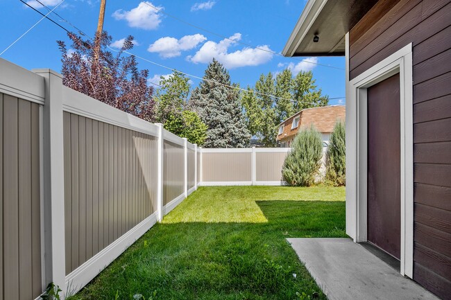 Building Photo - Introducing a Stunning 3 bedroom New Duple...