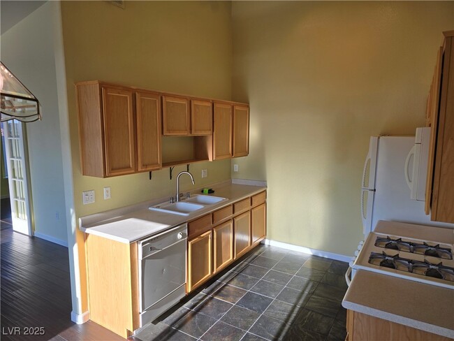 Building Photo - 2305 W Horizon Ridge Pkwy
