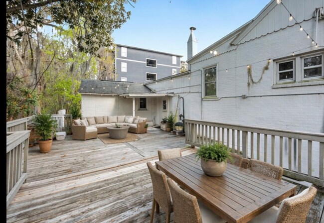 Building Photo - 6-Bedroom Home: Includes 6 parking spots!