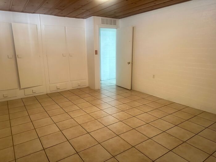 Building Photo - 1425 N 85th Pl