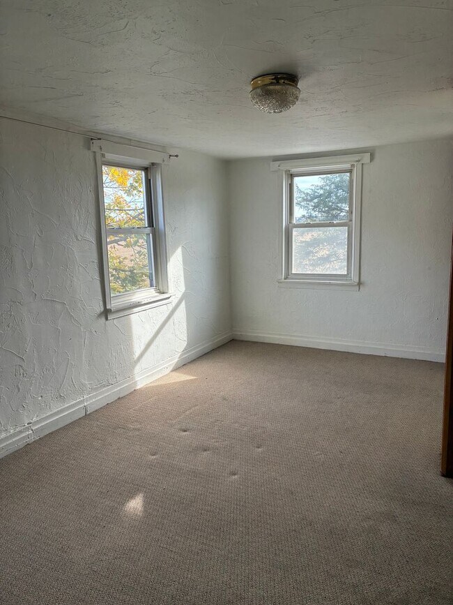 Building Photo - 251 Narrow Dr