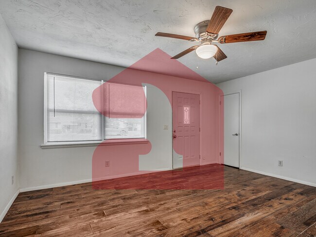 Building Photo - 224 W 5th St