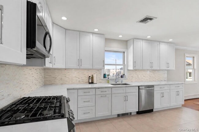 Building Photo - 175 Roosevelt Blvd