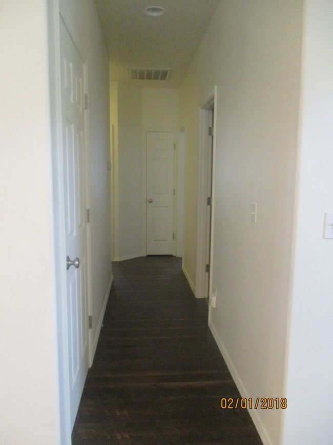 Building Photo - Green area 3 Bedroom 2 Bath home with Garage
