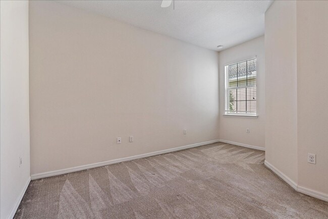 Building Photo - Gorgeous Light & Bright 3 Bedroom 2.5 Bath Townhome with Garage!!