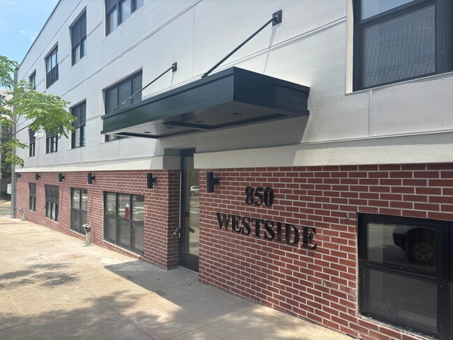 Primary Photo - 850 West Side Ave