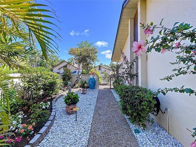Building Photo - 4646 La Jolla Dr