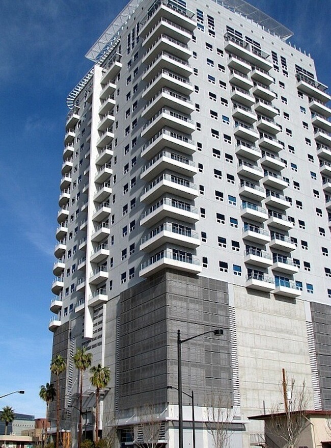 Building Photo - Unfurnished Downtown Hi-Rise Loft near the...