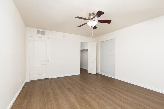 Building Photo - 1 bedroom unity in luxury guard gated community near the Strip