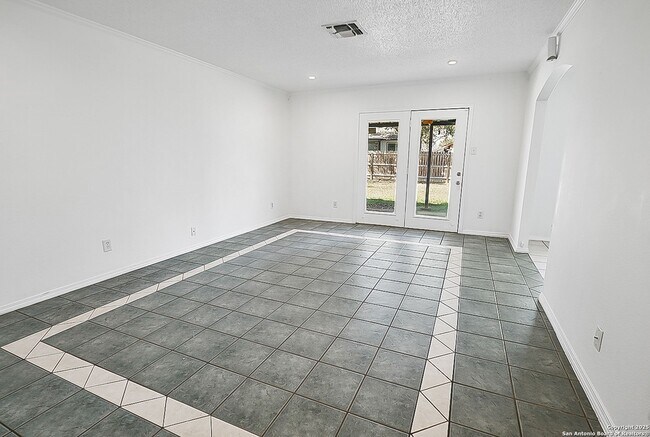 Building Photo - Charming 3 Bedroom in Pipers Meadow