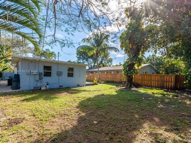 Building Photo - 1413 NW 3rd Ave