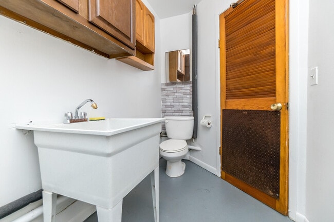 Building Photo - 18248 Farmington Rd