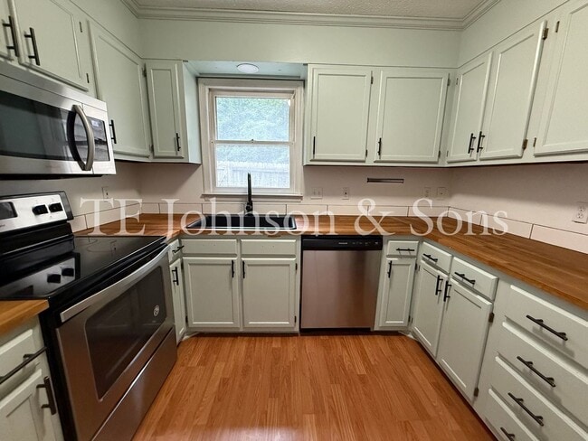 Building Photo - Stylish Townhome with Ensuite Baths & Comm...