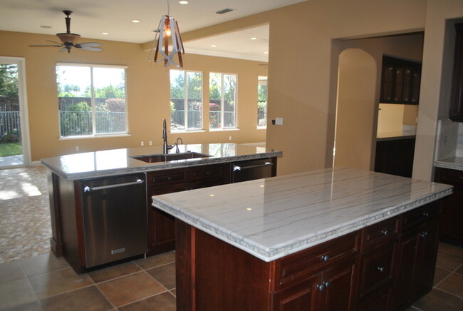 Building Photo - Gorgeous 4 Bedroom Home in the Stonebriar ...