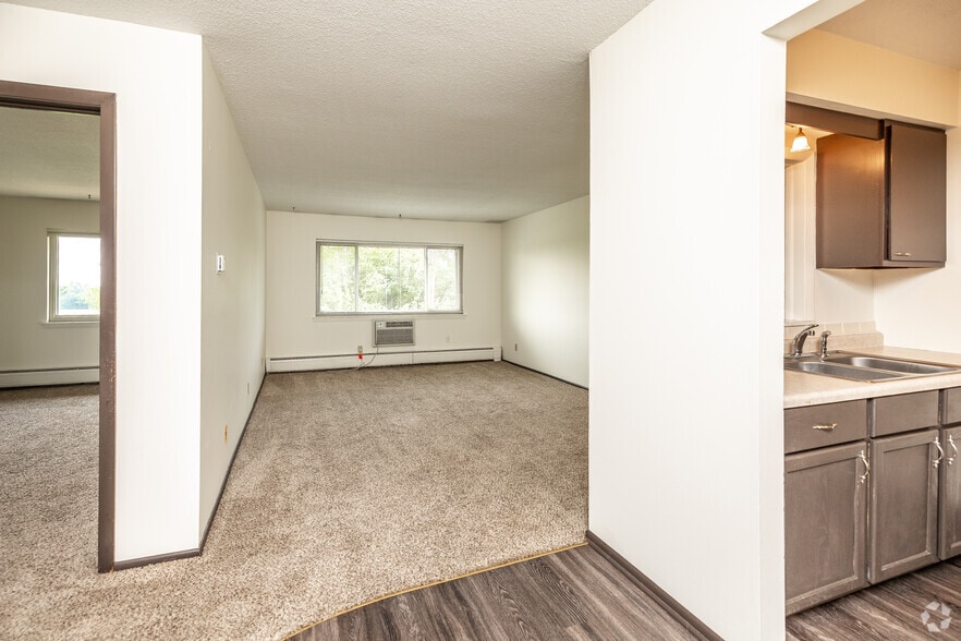 Wildwood Pool Apartments 921 Old Marion Rd NE Cedar Rapids IA 52402