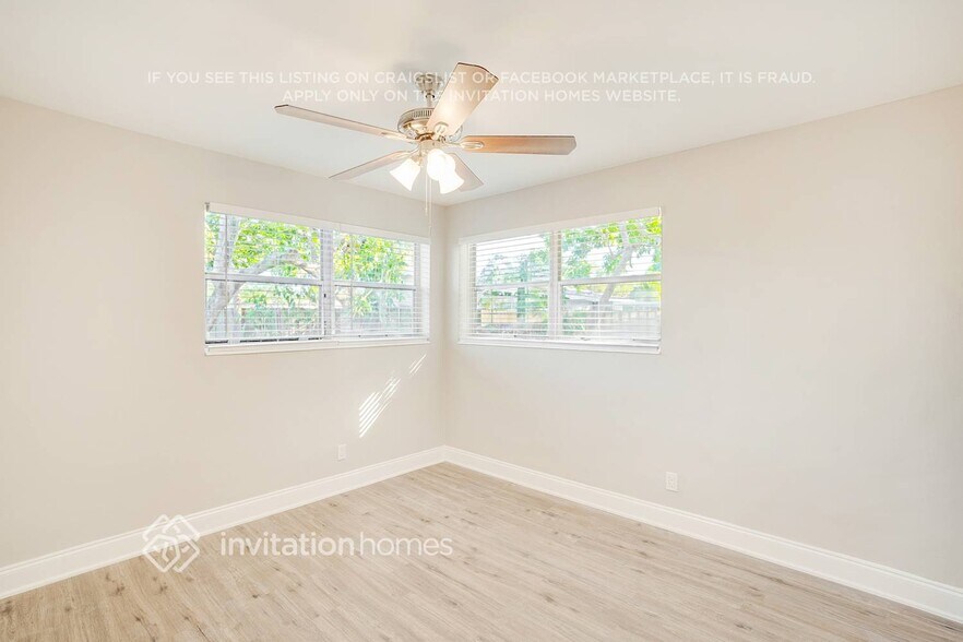 Building Photo - 2440 SW 5th Pl
