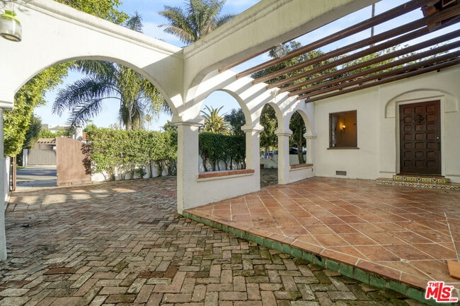 Building Photo - 449 N Sweetzer Ave