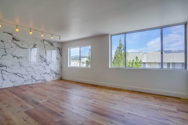 Building Photo - 435 N Oakhurst Dr