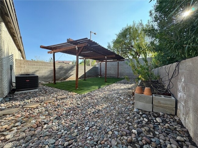 Building Photo - 10668 Oak Apple Ave