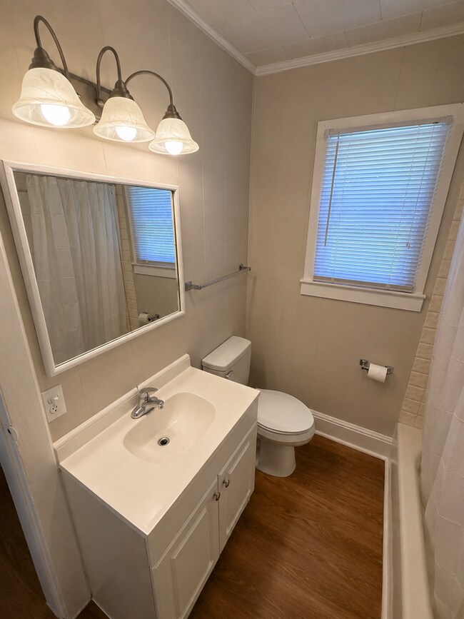 Building Photo - Two bedroom, 1 bath house in Burlington
