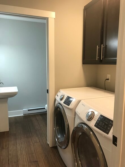 Full Size washer and dryer - 626 S Main St
