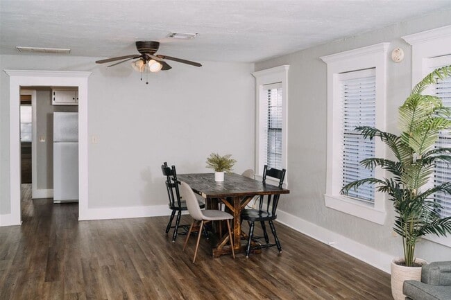 Building Photo - Beautiful Historic 2 Bed 1 Bath Duplex in the Plaza District!!