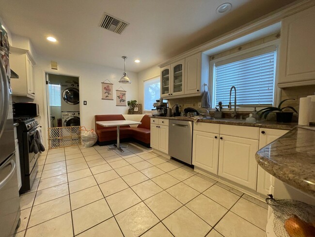 Building Photo - Large home with private yard