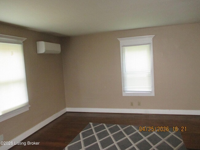 Building Photo - 2220 Parkwood Rd