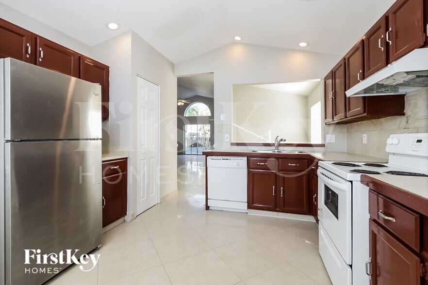 Building Photo - 6321 Hollywood St