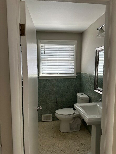 Building Photo - 953 Burton Ave