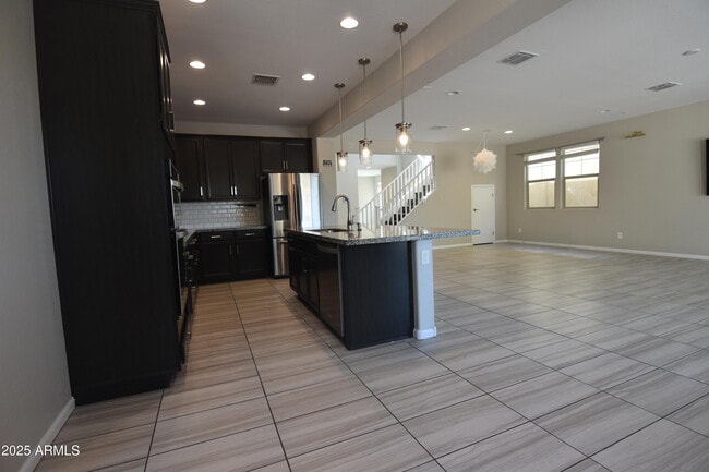 Building Photo - 250 E Wisteria Dr