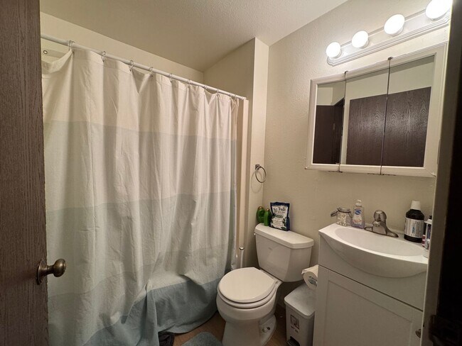 Building Photo - 2 Bedroom 1.5 Bath Townhouse near WWU and Fairhaven w/ Attached Garage