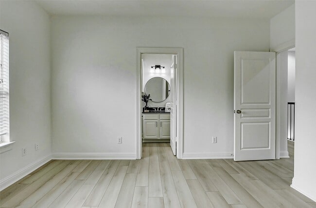 Building Photo - 5 Versante Ct