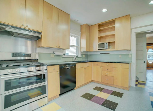 Building Photo - Perfect 5BR Home in Uptown!