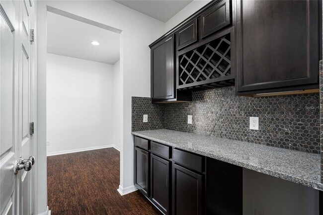 Building Photo - 6026 100th Ave E