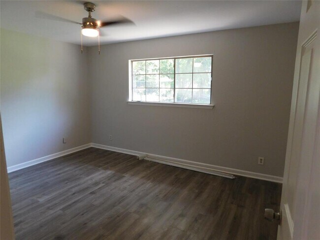 Building Photo - 10100 Woodglen Dr