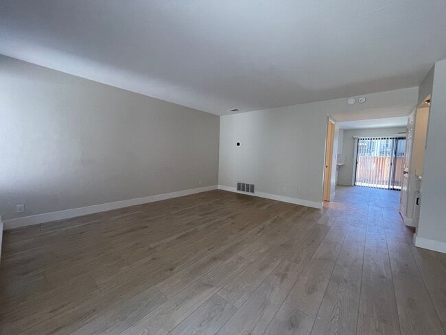 Building Photo - Beautiful Updated 3 Bedroom, 2 1/2 Bath Condo