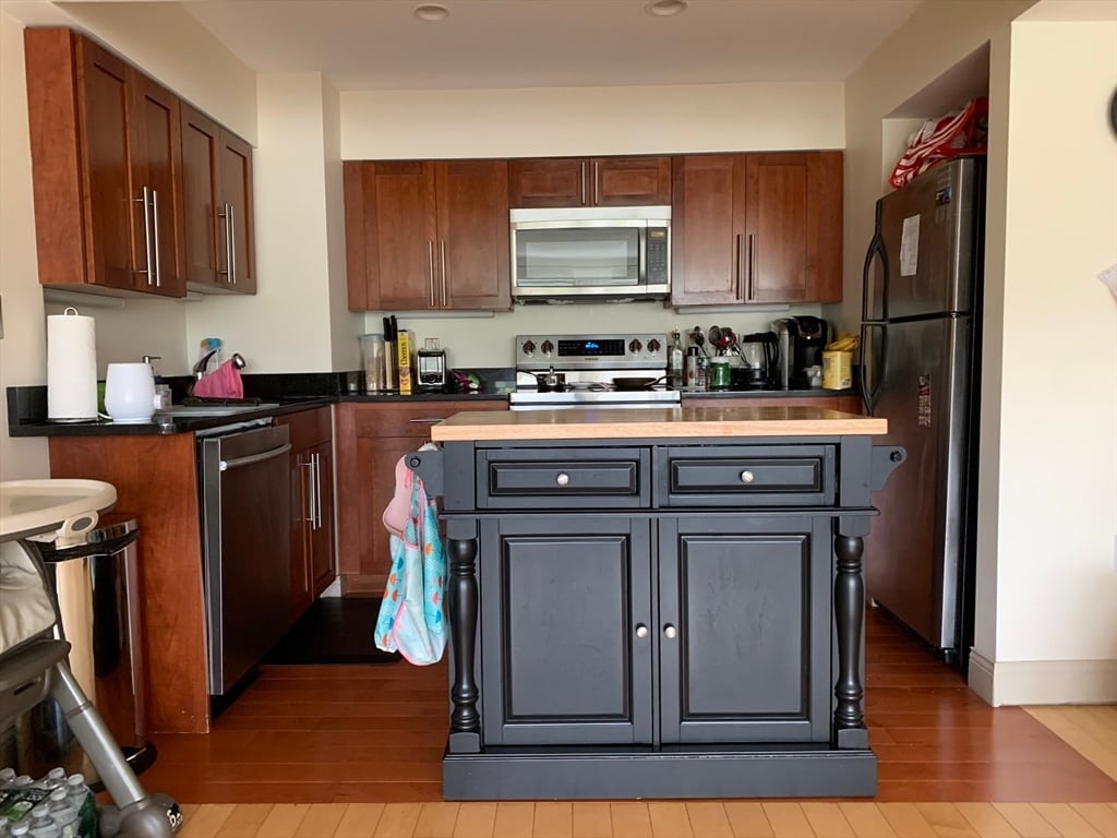 Building Photo - 1600 Beacon St