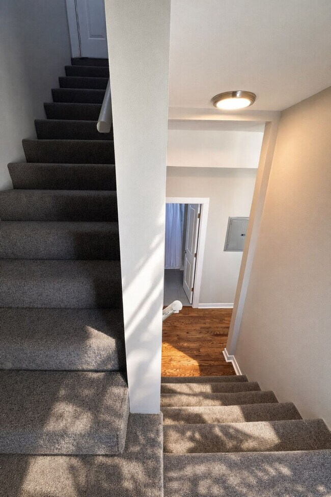 Building Photo - 736 N Throop St