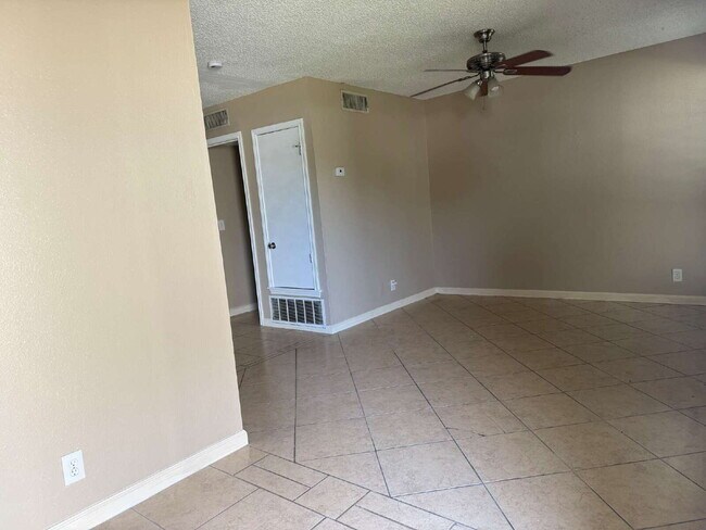 Building Photo - Beautiful two bed/1.5 bath in the heart of Alamo Heights