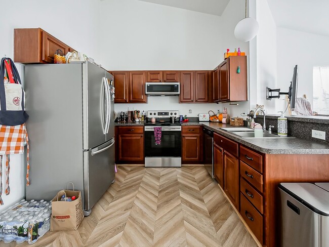 Building Photo - Available now!!Welcome to this charming 2-bedroom, 2-bathroom Condo in Sterling Heights, MI.