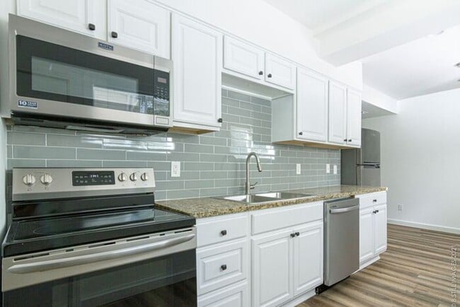 Building Photo - Special: One Month Free on 14 Month Lease! Elegant & Bright 2 Bedroom in Oakhurst’s Hidden Gem