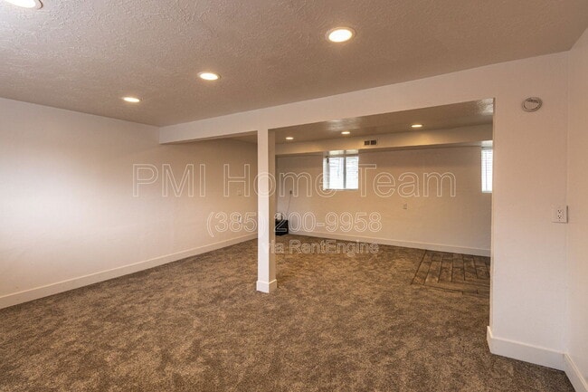 Building Photo - 1312 Roger Cir