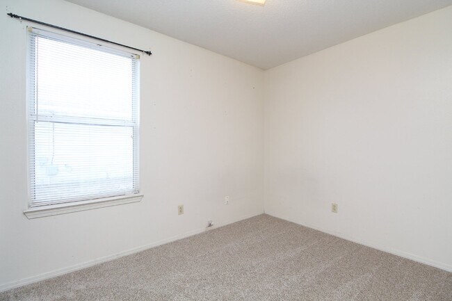 Building Photo - Southwest Pensacola 3BR, 2BA Patio Home Near NAS Pensacola & Blue Angel Pkwy with Fenced Backyard...