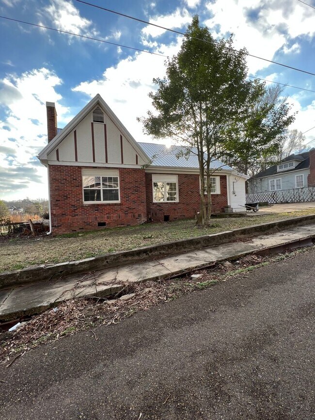 Building Photo - Cute corner lot available for August move-in